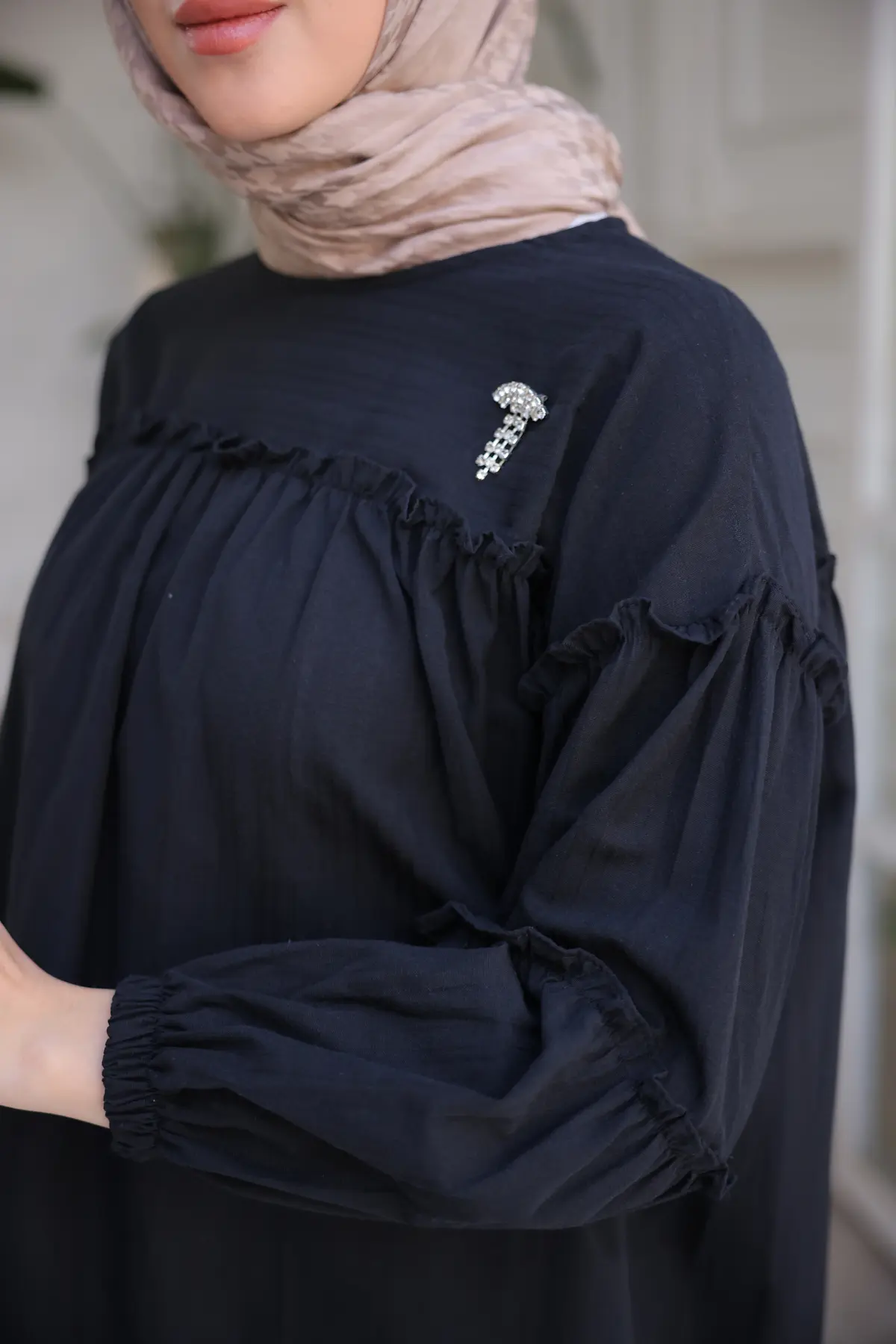 61647 Broş Detaylı Fırfırlı Gömlek Siyah-detail