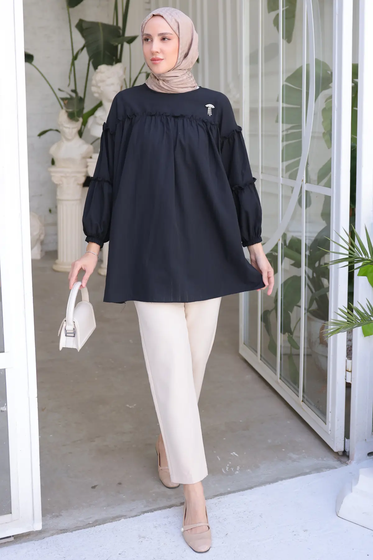 61647 Broş Detaylı Fırfırlı Gömlek Siyah-detail