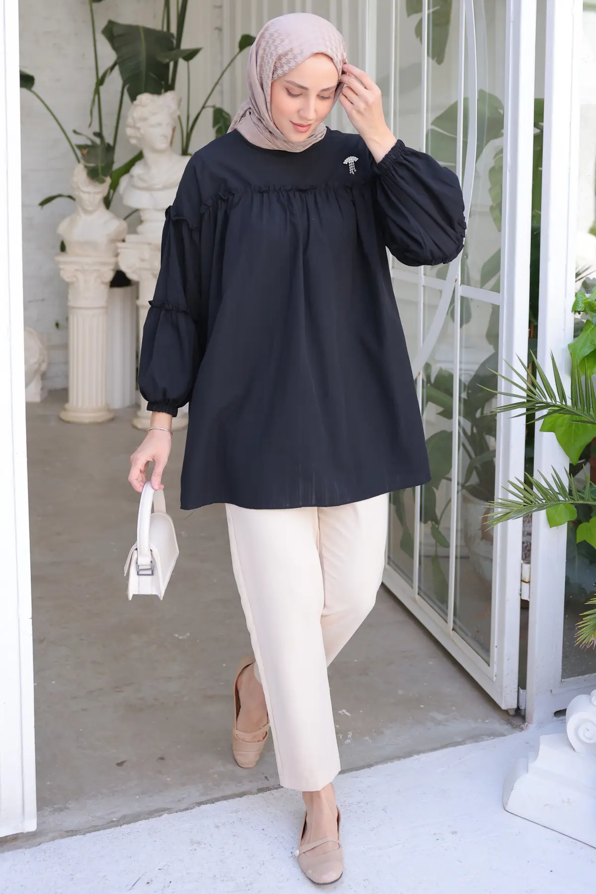 61647 Broş Detaylı Fırfırlı Gömlek Siyah-detail