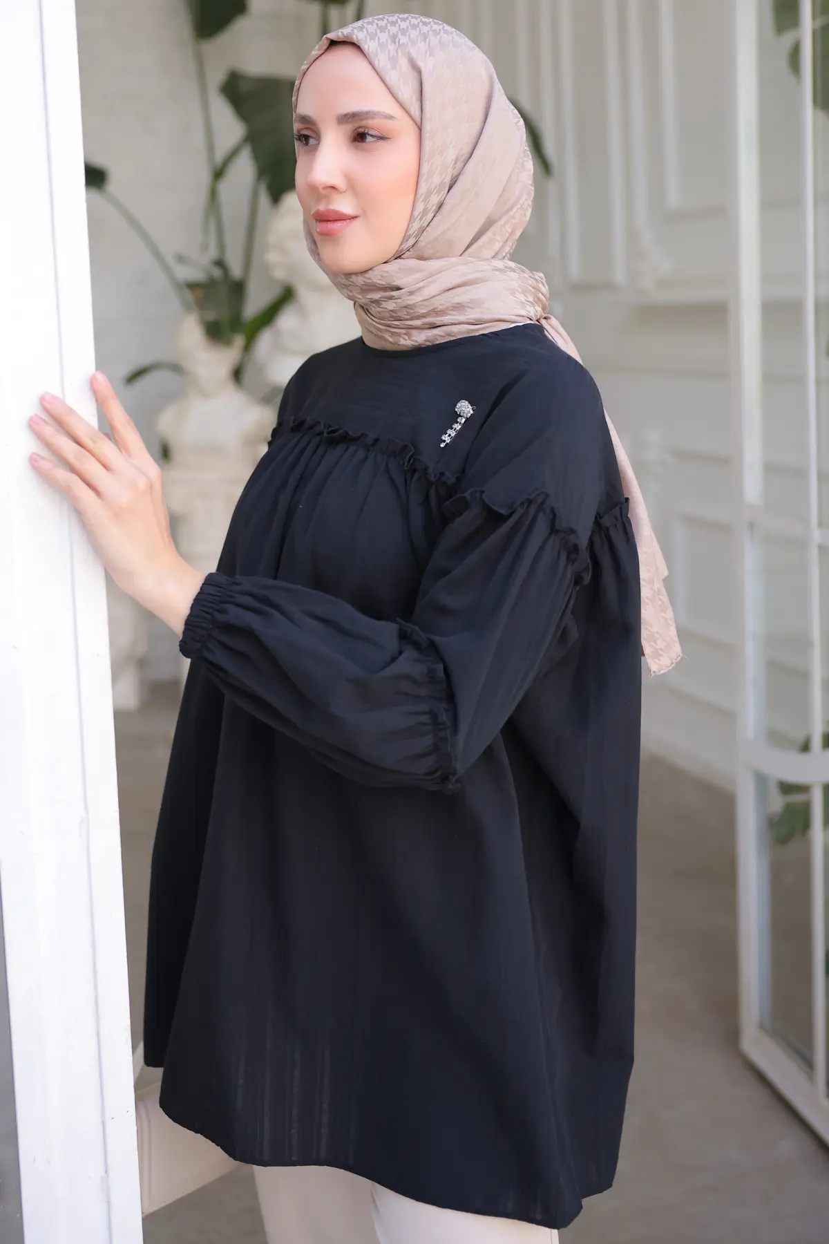 61647 Broş Detaylı Fırfırlı Gömlek Siyah-detail