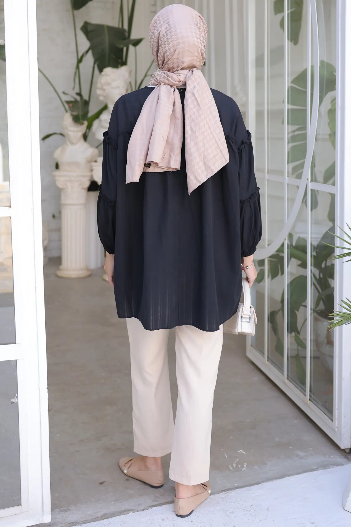 61647 Broş Detaylı Fırfırlı Gömlek Siyah-detail