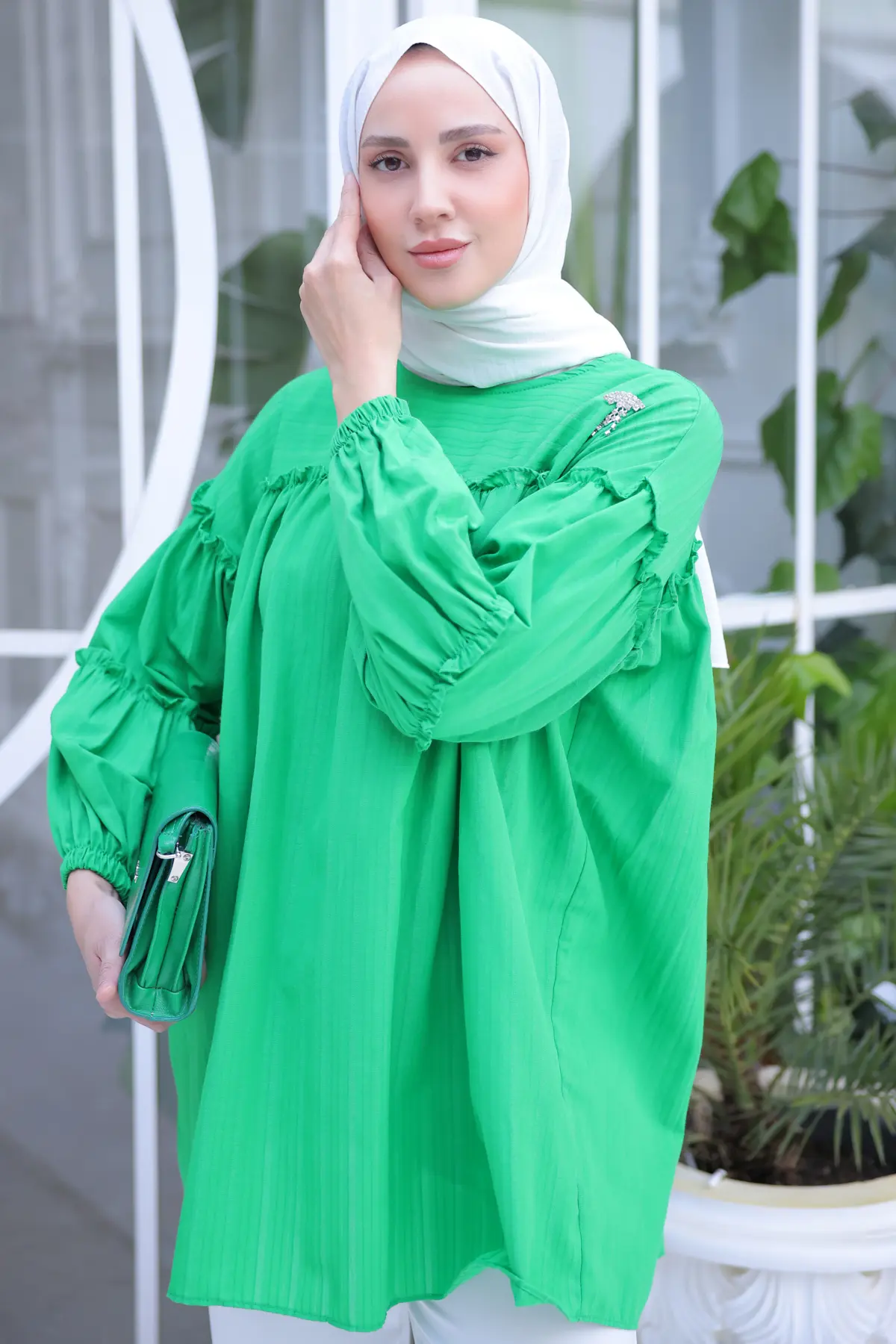 61647 Broş Detaylı Fırfırlı Gömlek Zümrüt Yeşili-detail