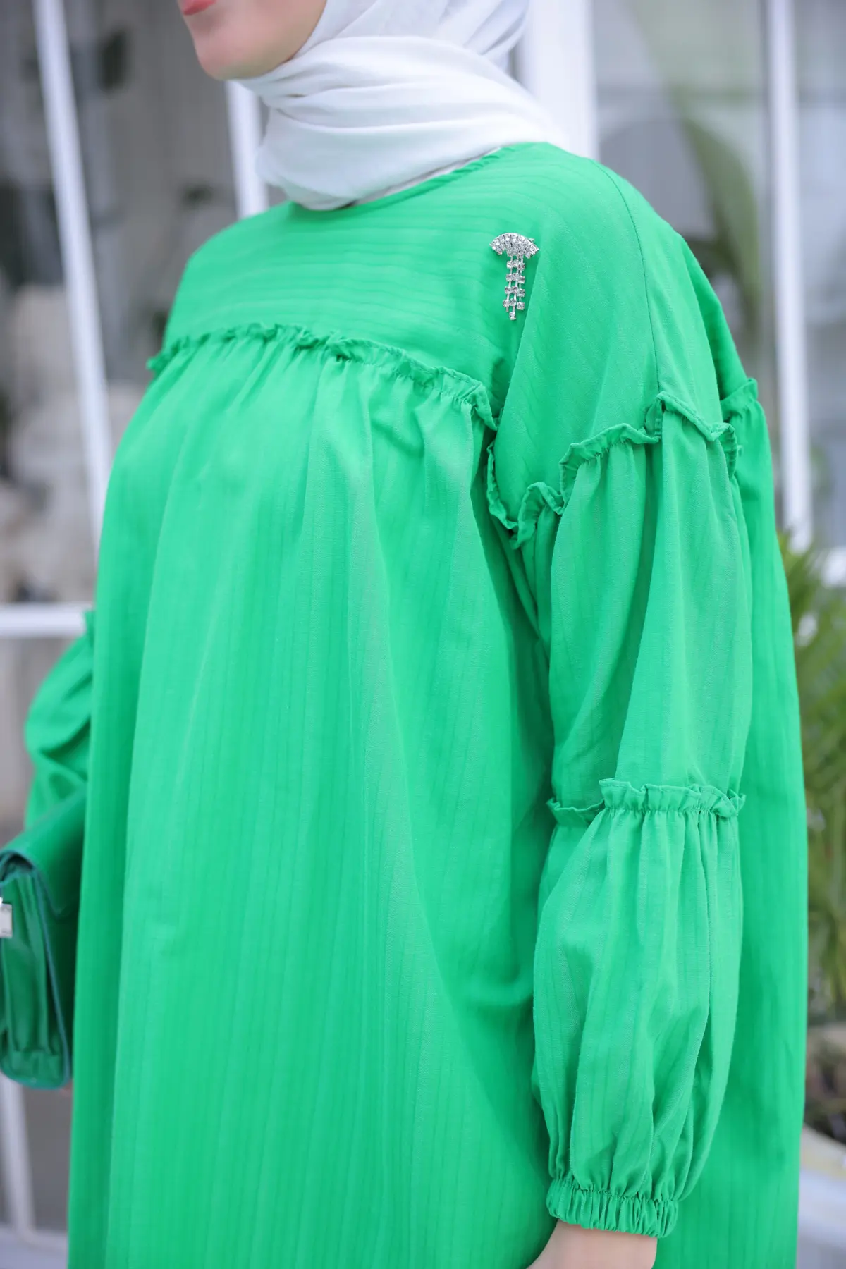 61647 Broş Detaylı Fırfırlı Gömlek Zümrüt Yeşili-detail