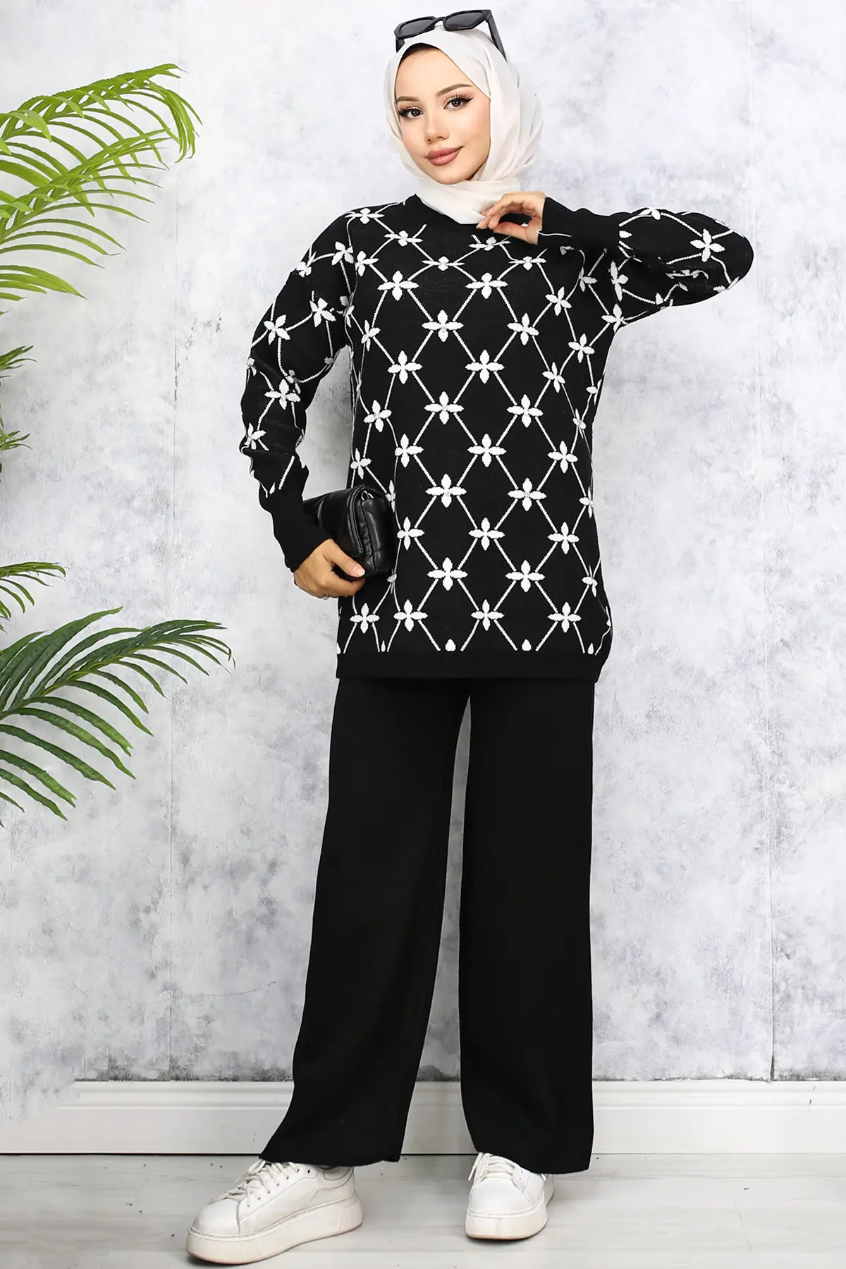 6212 Çiçek Desenli Taşlı Triko Takım Siyah-detail