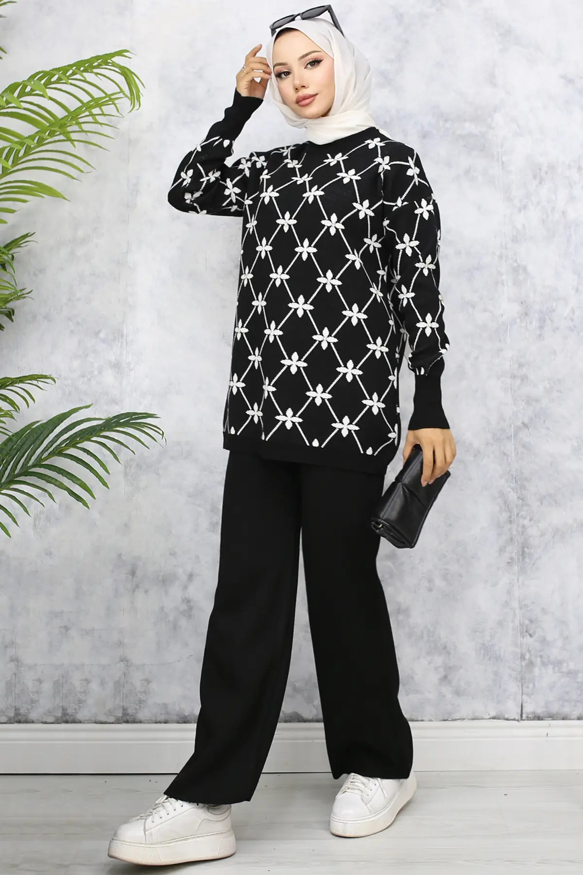 6212 Çiçek Desenli Taşlı Triko Takım Siyah-detail