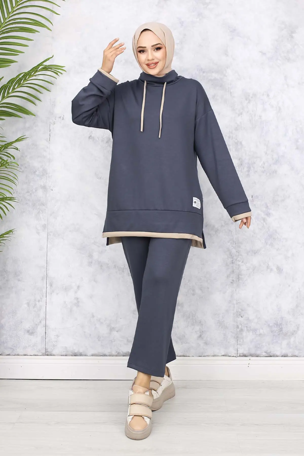 Collared Double Set With Coat Of Arms Detail-detail