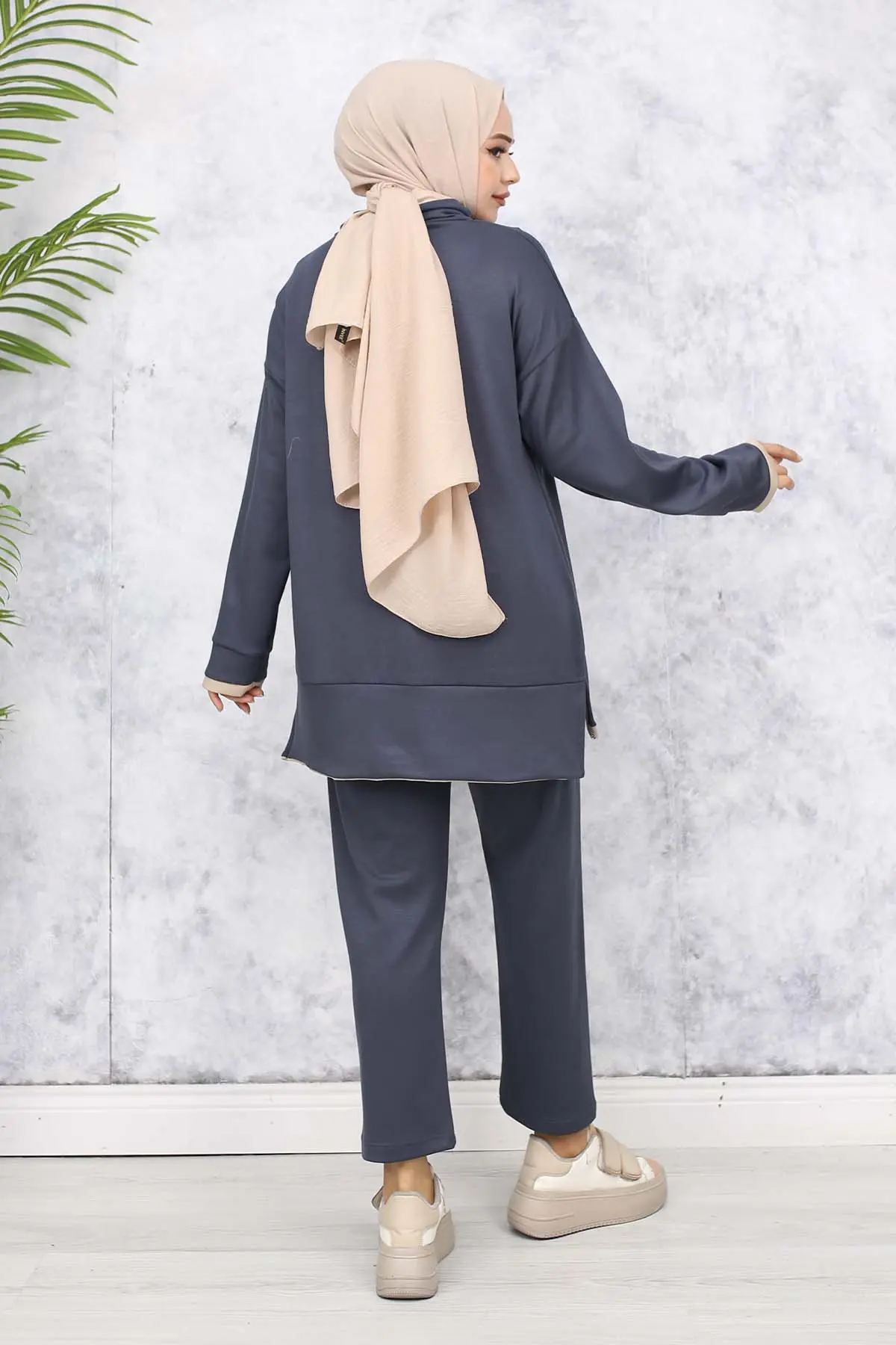 Collared Double Set With Coat Of Arms Detail-detail