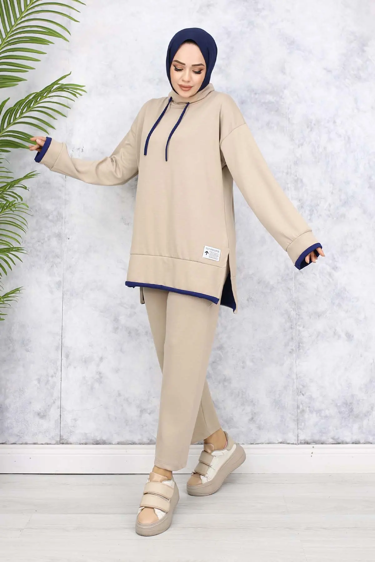 Collared Double Set With Coat Of Arms Detail-detail