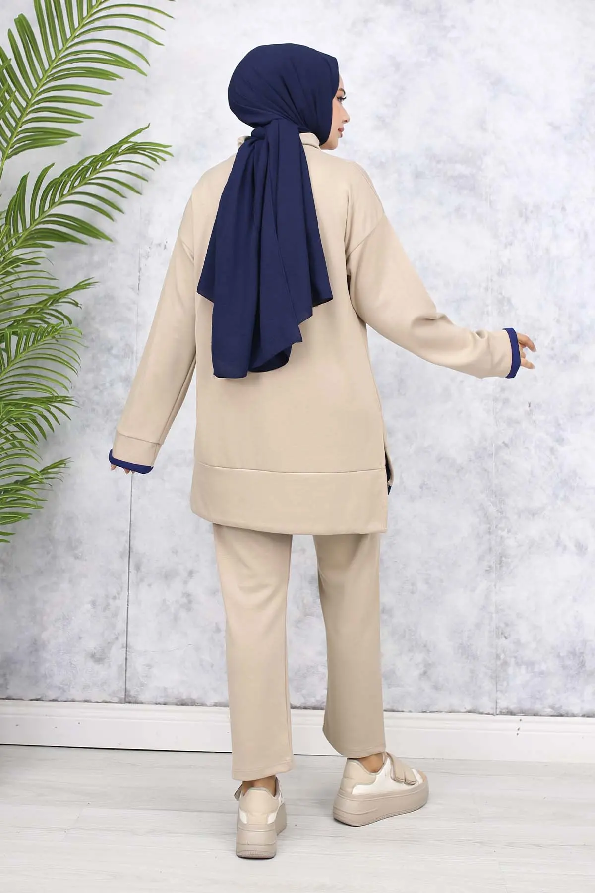 Collared Double Set With Coat Of Arms Detail-detail