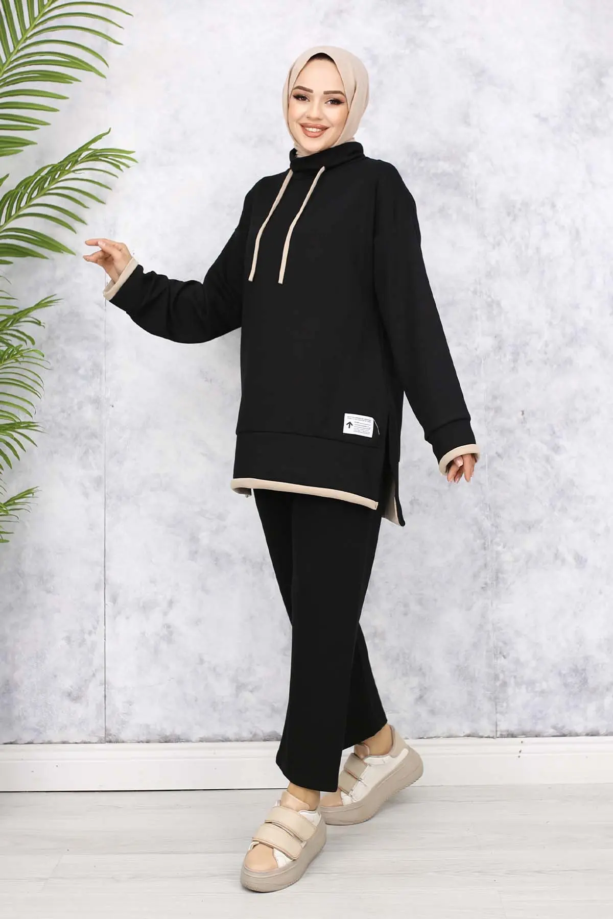 Collared Double Set With Coat Of Arms Detail-detail