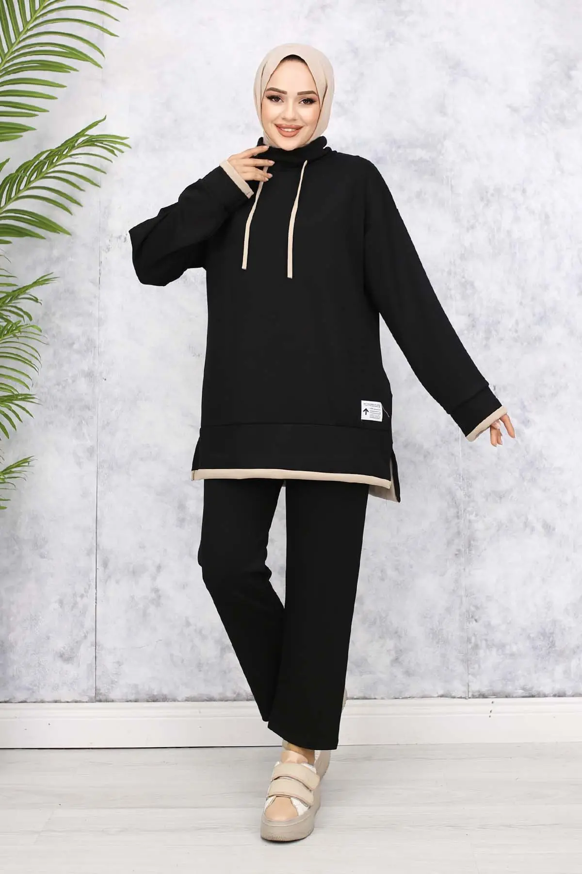 Collared Double Set With Coat Of Arms Detail-detail