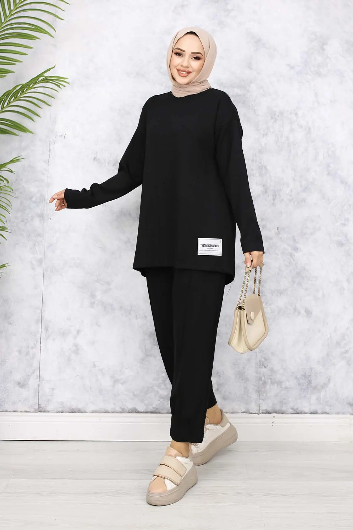 Two Yarn Suit With Coat Of Arms-detail