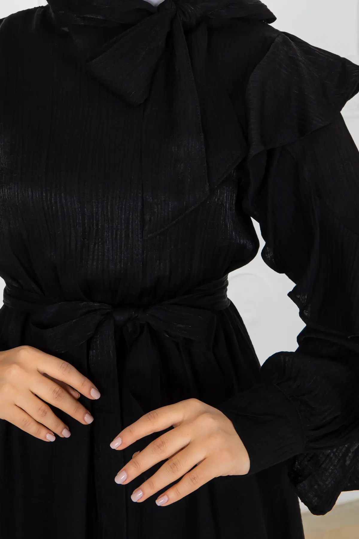 Beli Kuşaklı Fırfır Detaylı Elbise Siyah-detail