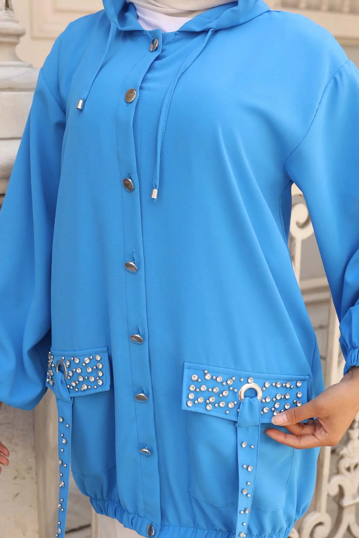 Cepleri Taş Detaylı Düğmeli Kısa Kap-detail