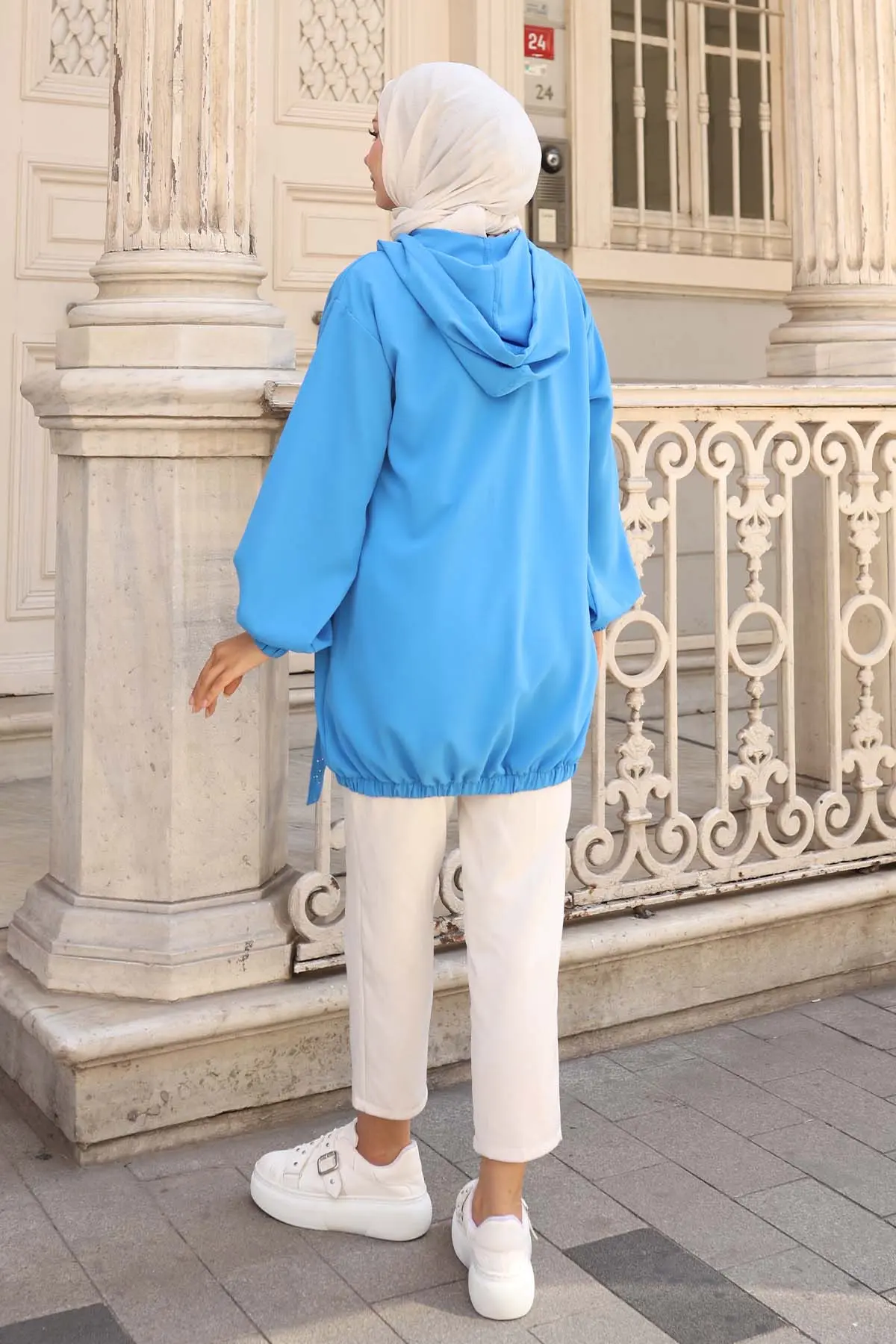 Cepleri Taş Detaylı Düğmeli Kısa Kap-detail