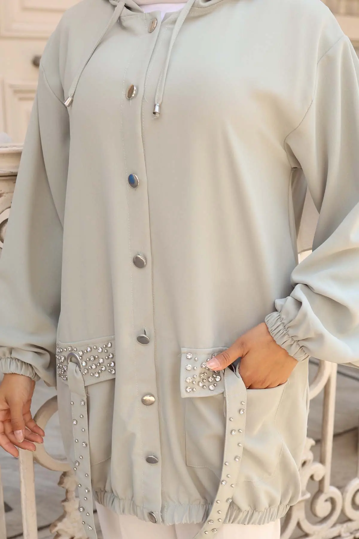 Cepleri Taş Detaylı Düğmeli Kısa Kap-detail