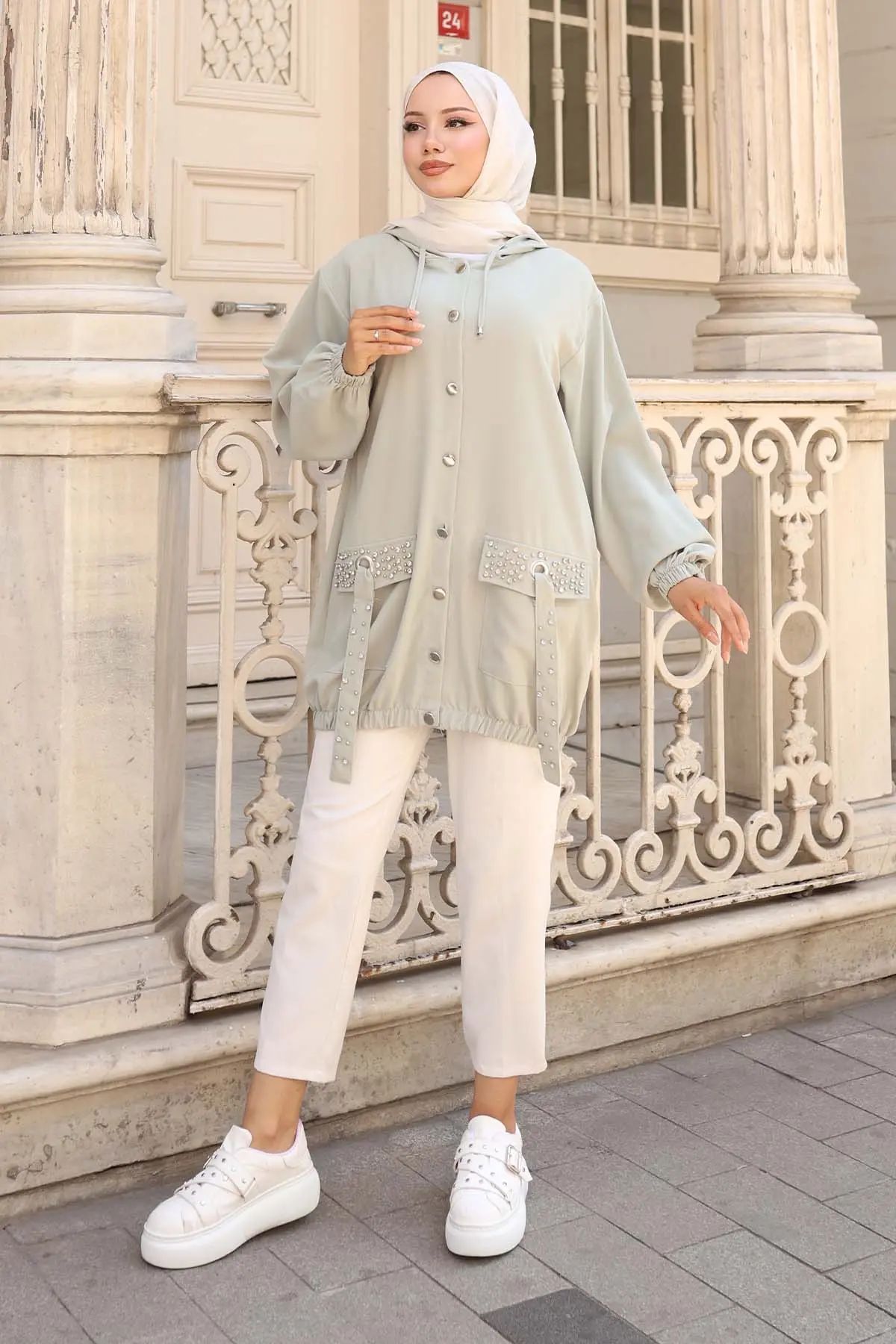 Cepleri Taş Detaylı Düğmeli Kısa Kap-detail