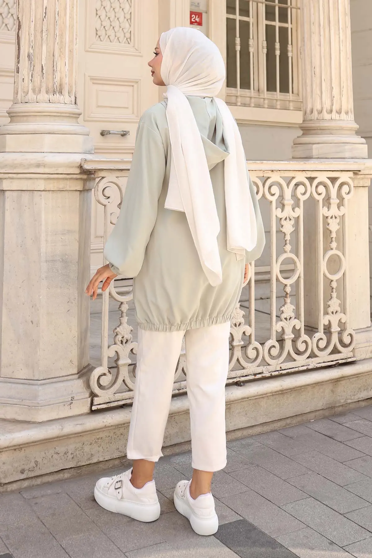 Cepleri Taş Detaylı Düğmeli Kısa Kap-detail