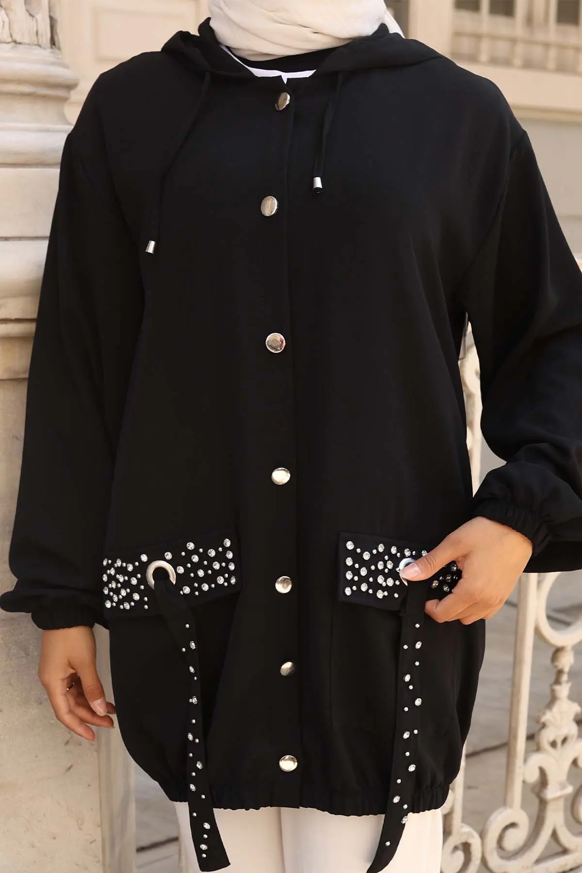 Cepleri Taş Detaylı Düğmeli Kısa Kap-detail