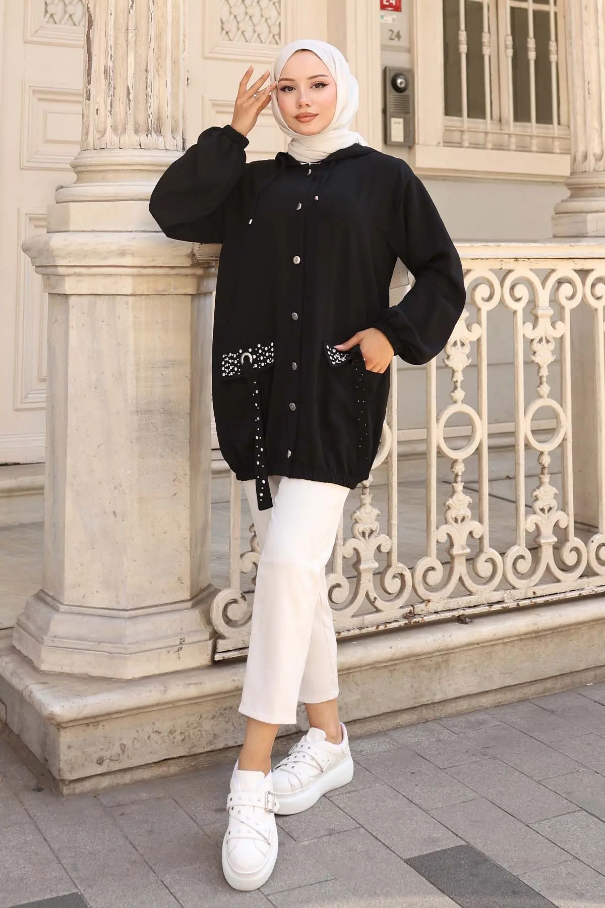 Cepleri Taş Detaylı Düğmeli Kısa Kap-detail