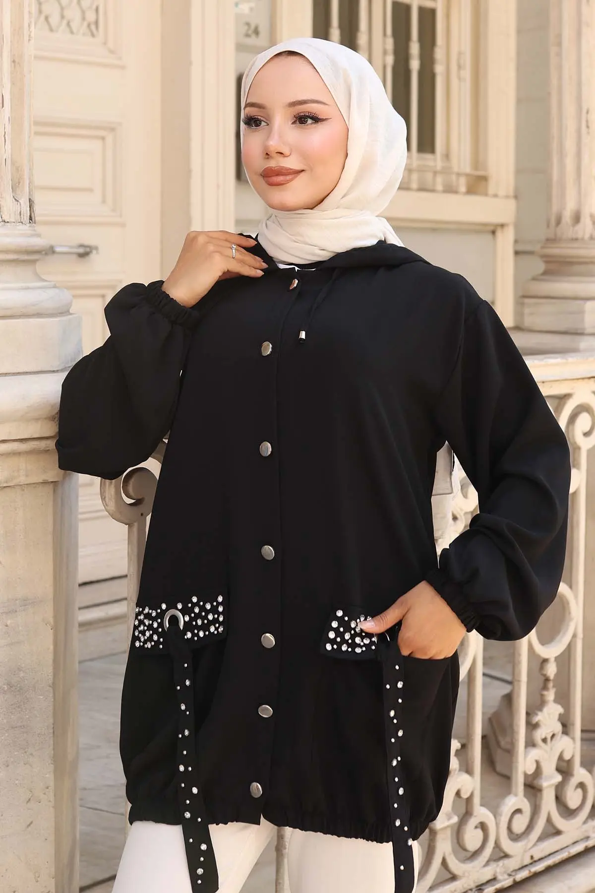 Cepleri Taş Detaylı Düğmeli Kısa Kap-detail