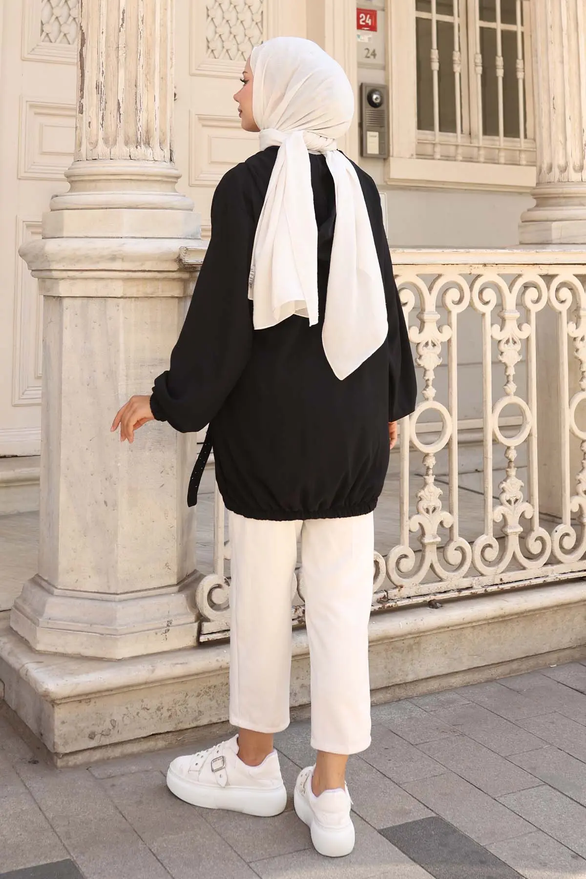 Cepleri Taş Detaylı Düğmeli Kısa Kap-detail