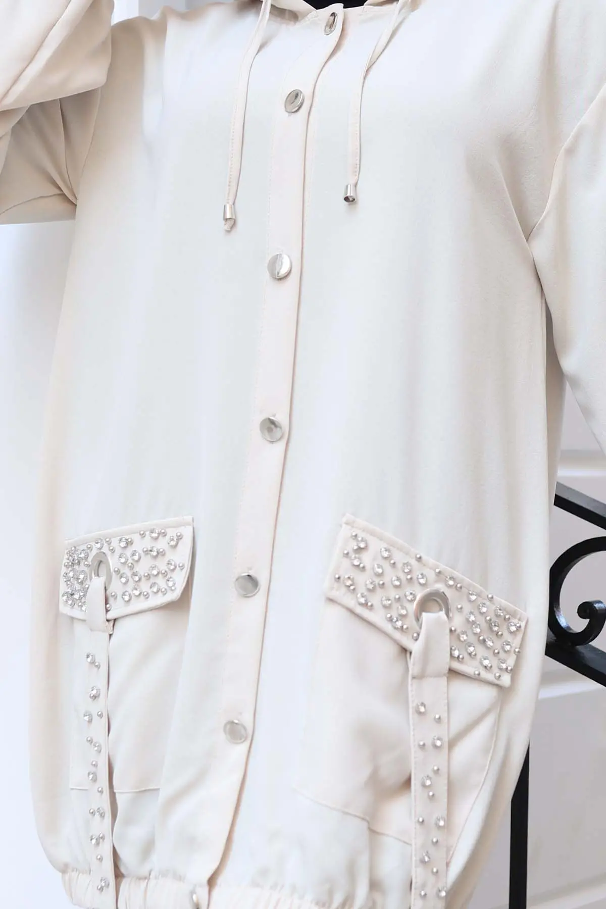 Cepleri Taş Detaylı Düğmeli Kısa Kap-detail