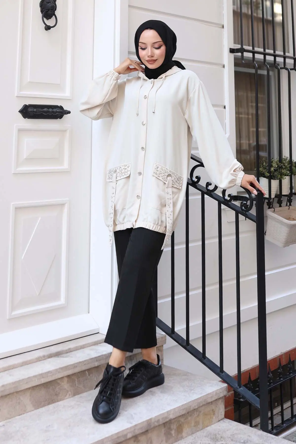 Cepleri Taş Detaylı Düğmeli Kısa Kap-detail