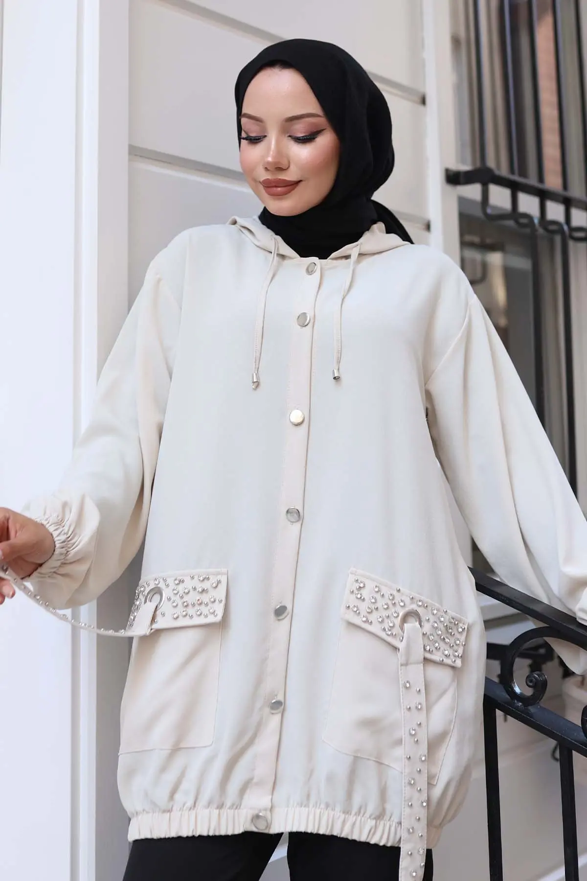 Cepleri Taş Detaylı Düğmeli Kısa Kap-detail