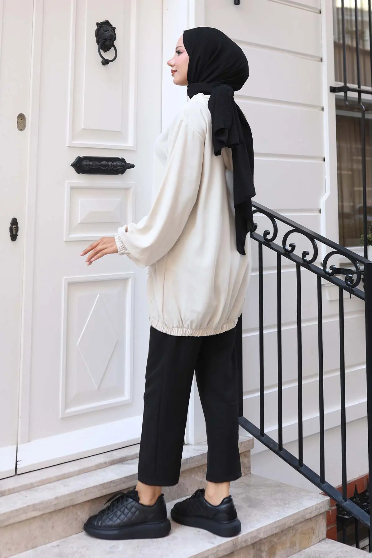 Cepleri Taş Detaylı Düğmeli Kısa Kap-detail