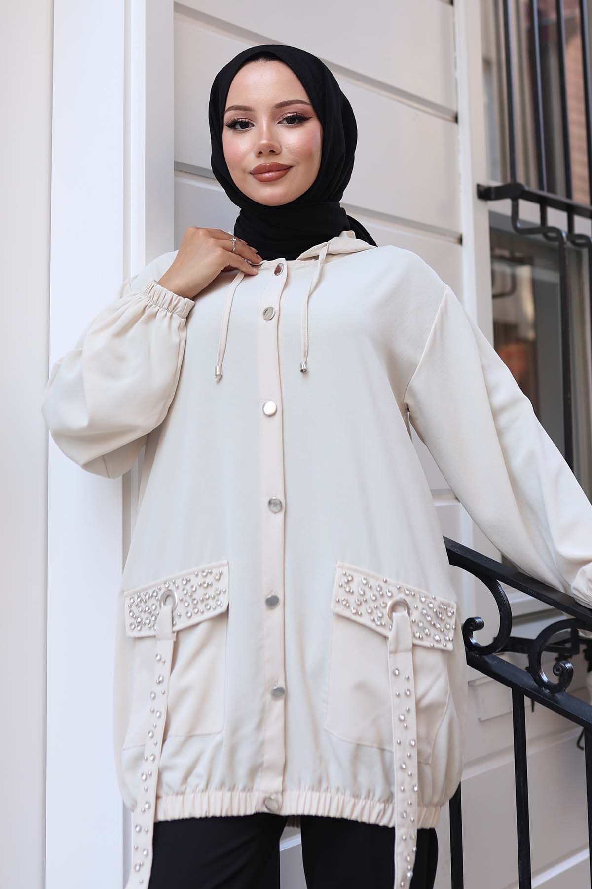 Cepleri Taş Detaylı Düğmeli Kısa Kap