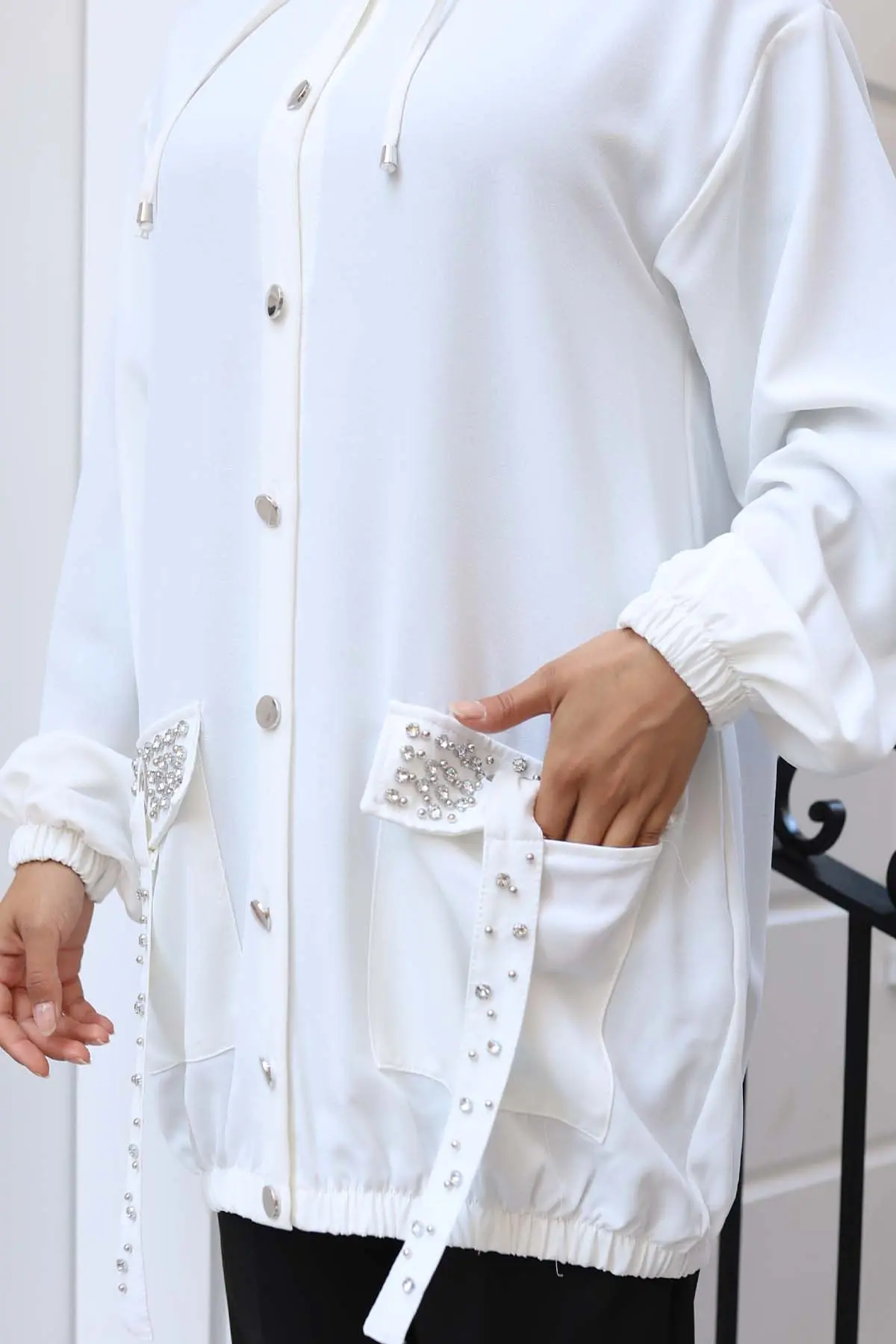 Cepleri Taş Detaylı Düğmeli Kısa Kap-detail