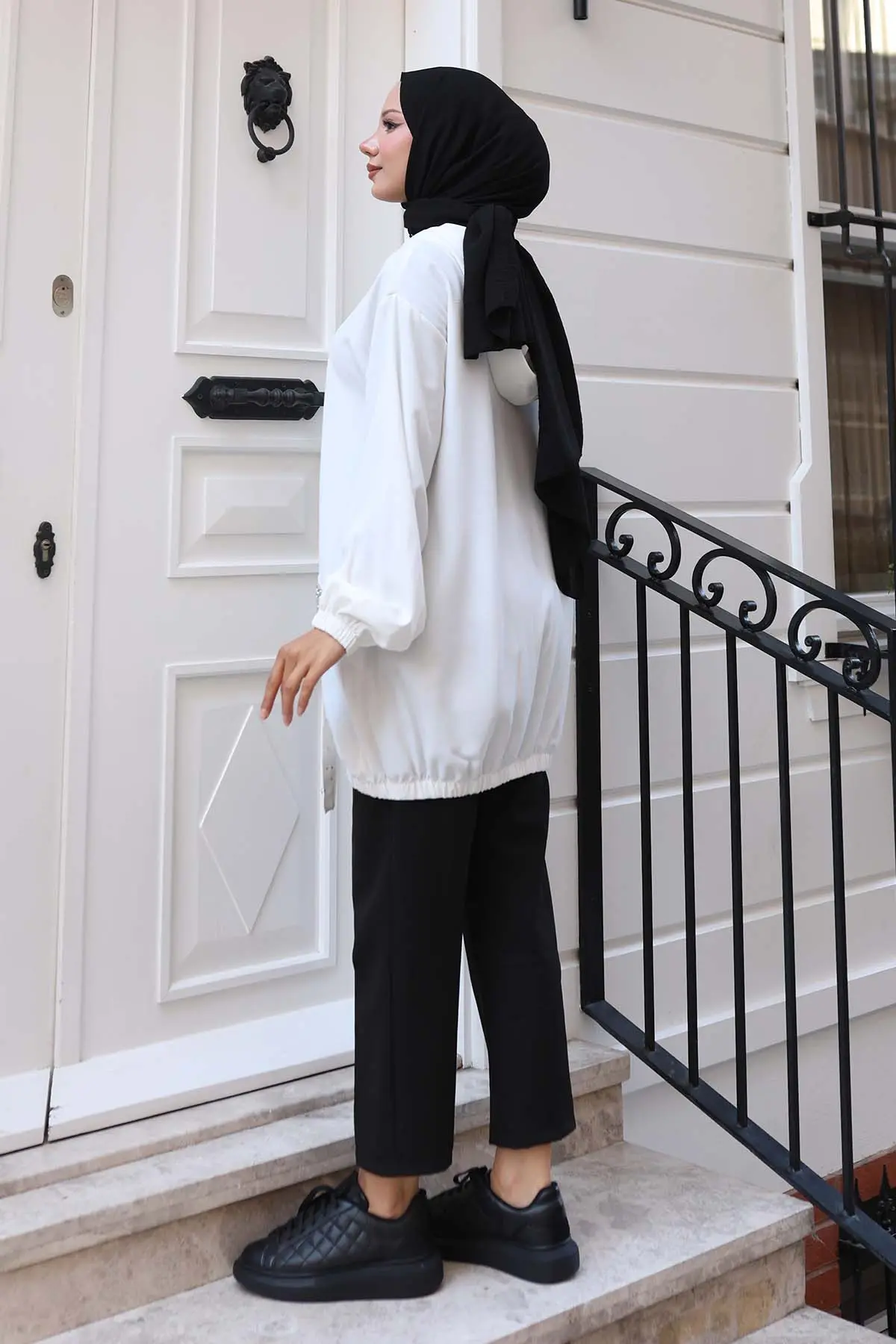 Cepleri Taş Detaylı Düğmeli Kısa Kap-detail