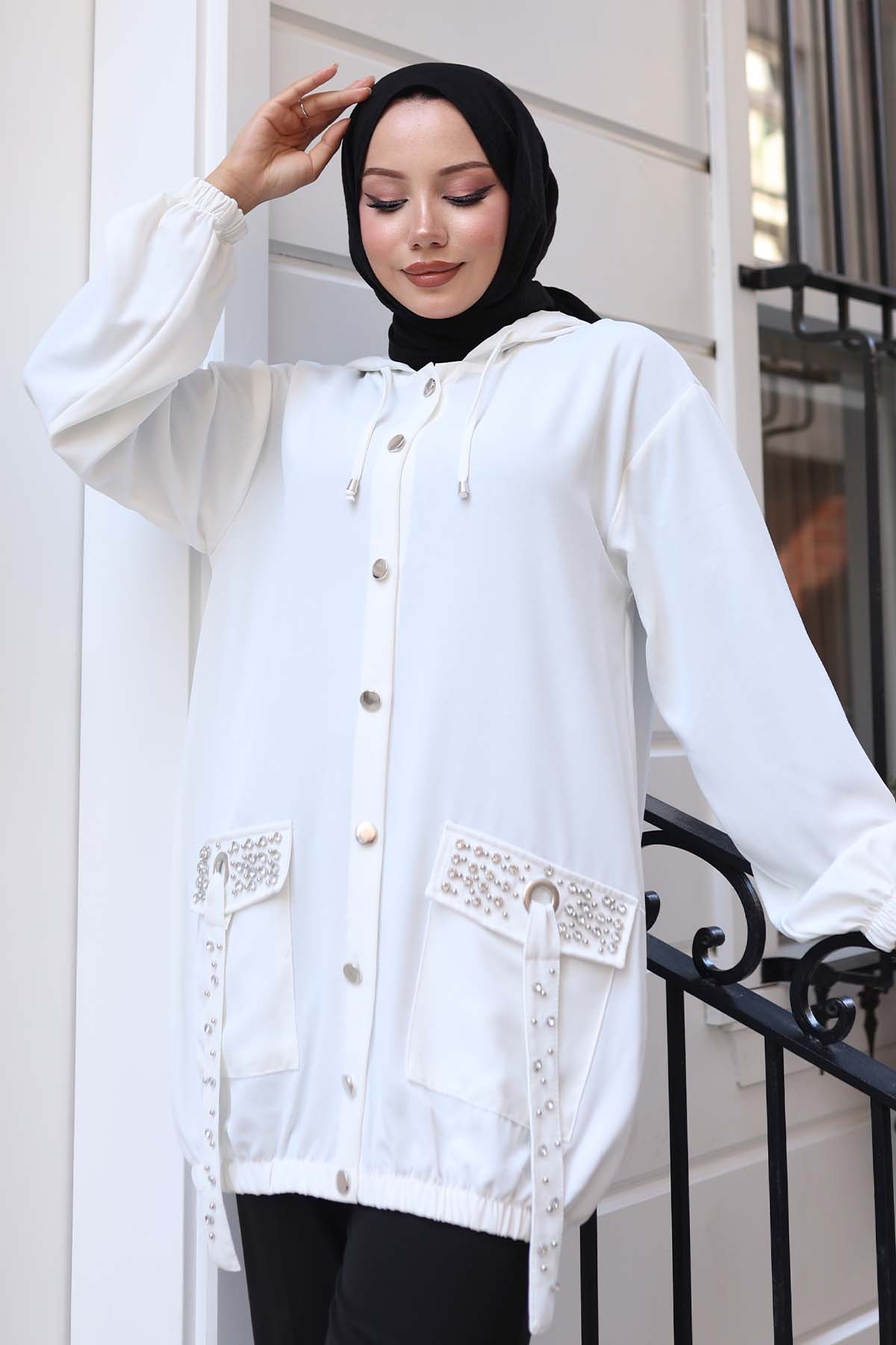 Cepleri Taş Detaylı Düğmeli Kısa Kap