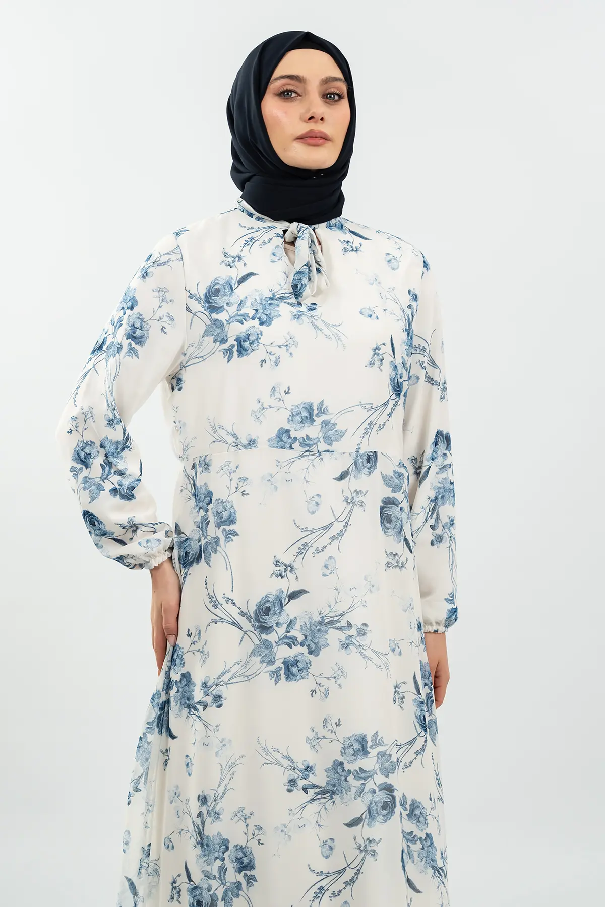 Çiçek Desenli Beyaz Tesettür Elbise-detail