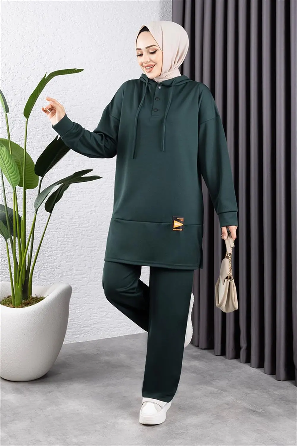 Snapback Sports Suit-detail