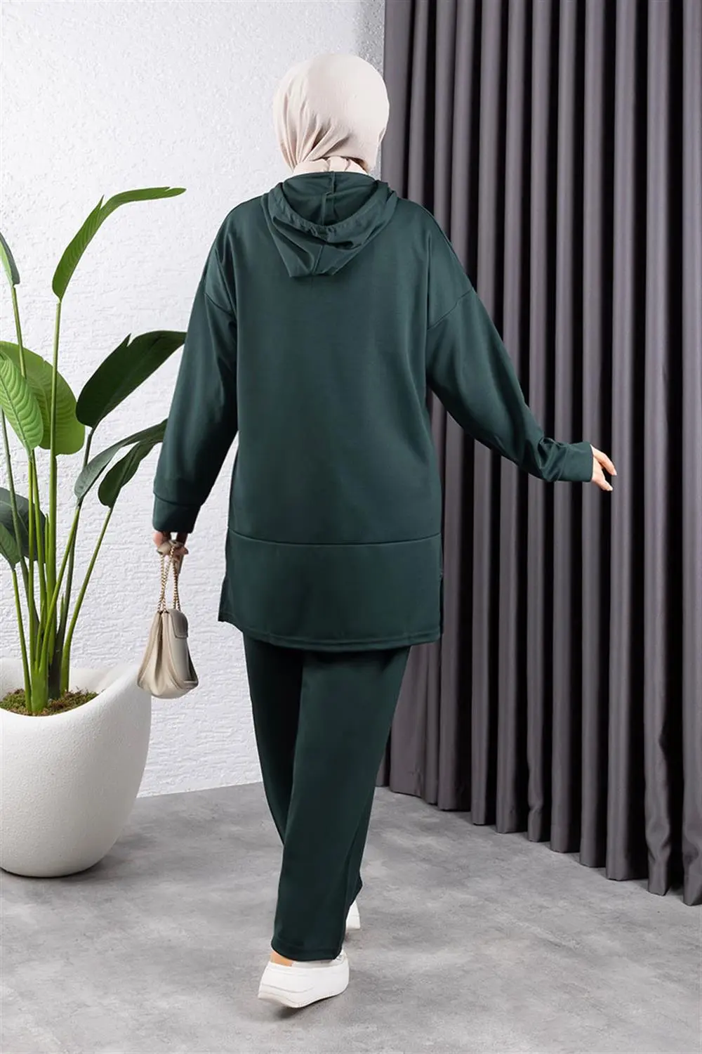 Snapback Sports Suit-detail