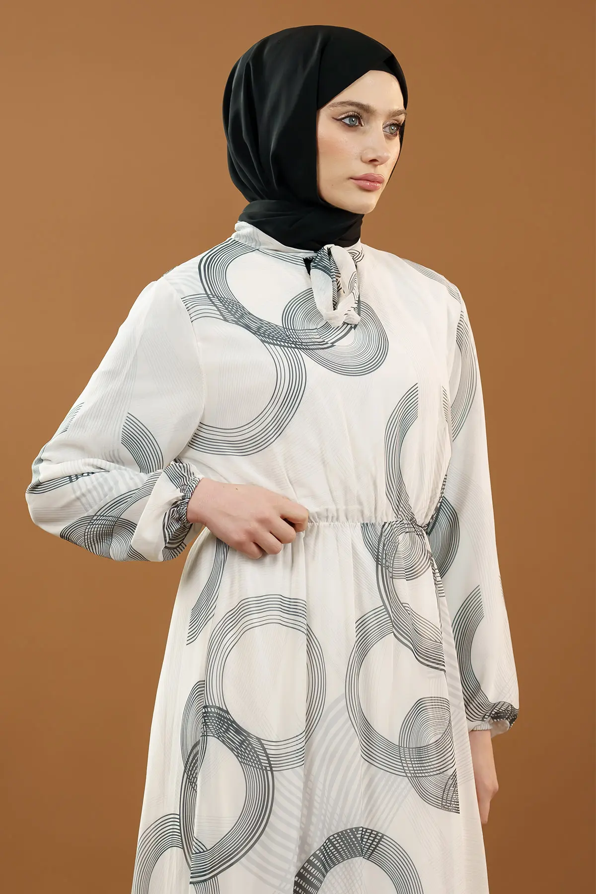 Desenli Kemerli Tesettür Elbise-detail