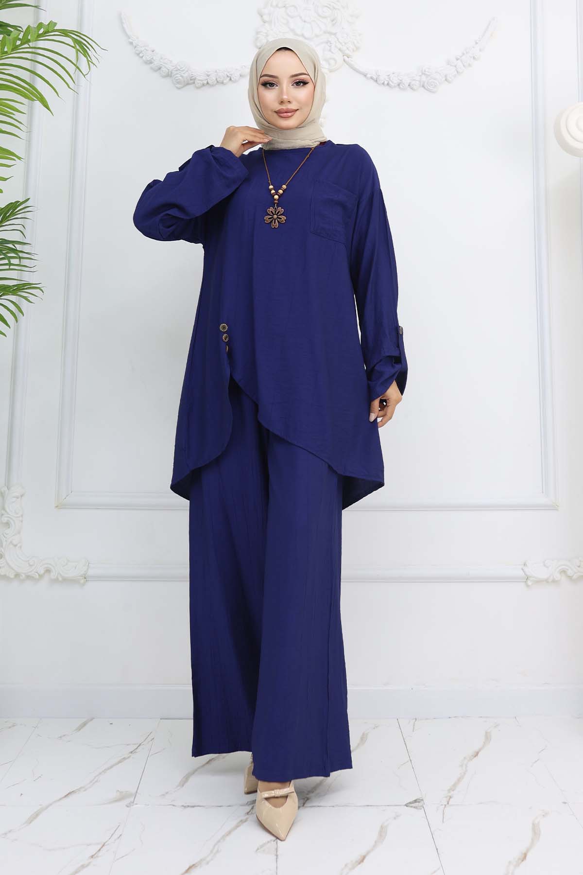 Button Detailed Necklace Two Piece Set