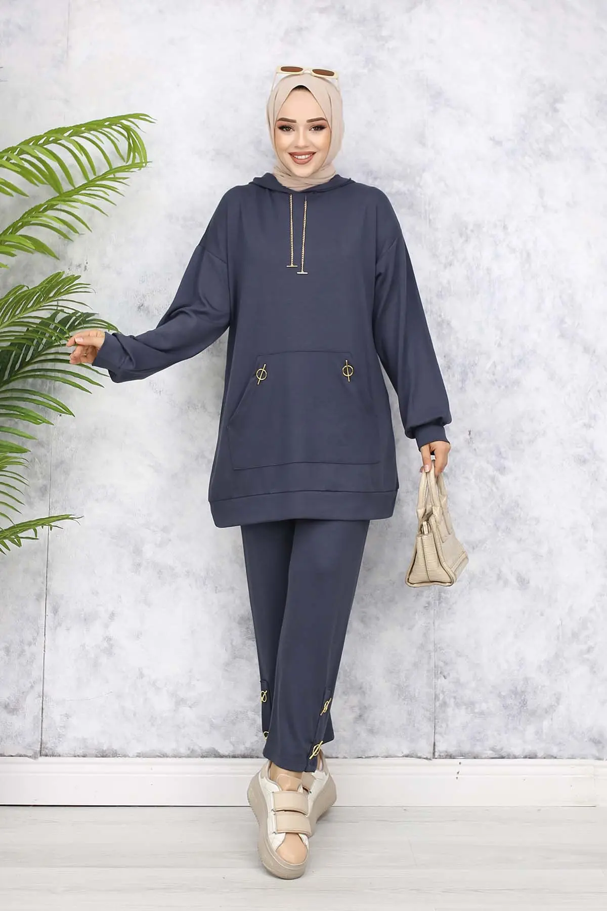 Double Set With Gold Accessories-detail