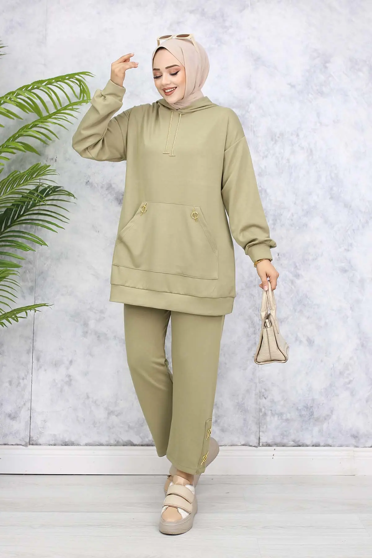 Double Set With Gold Accessories-detail