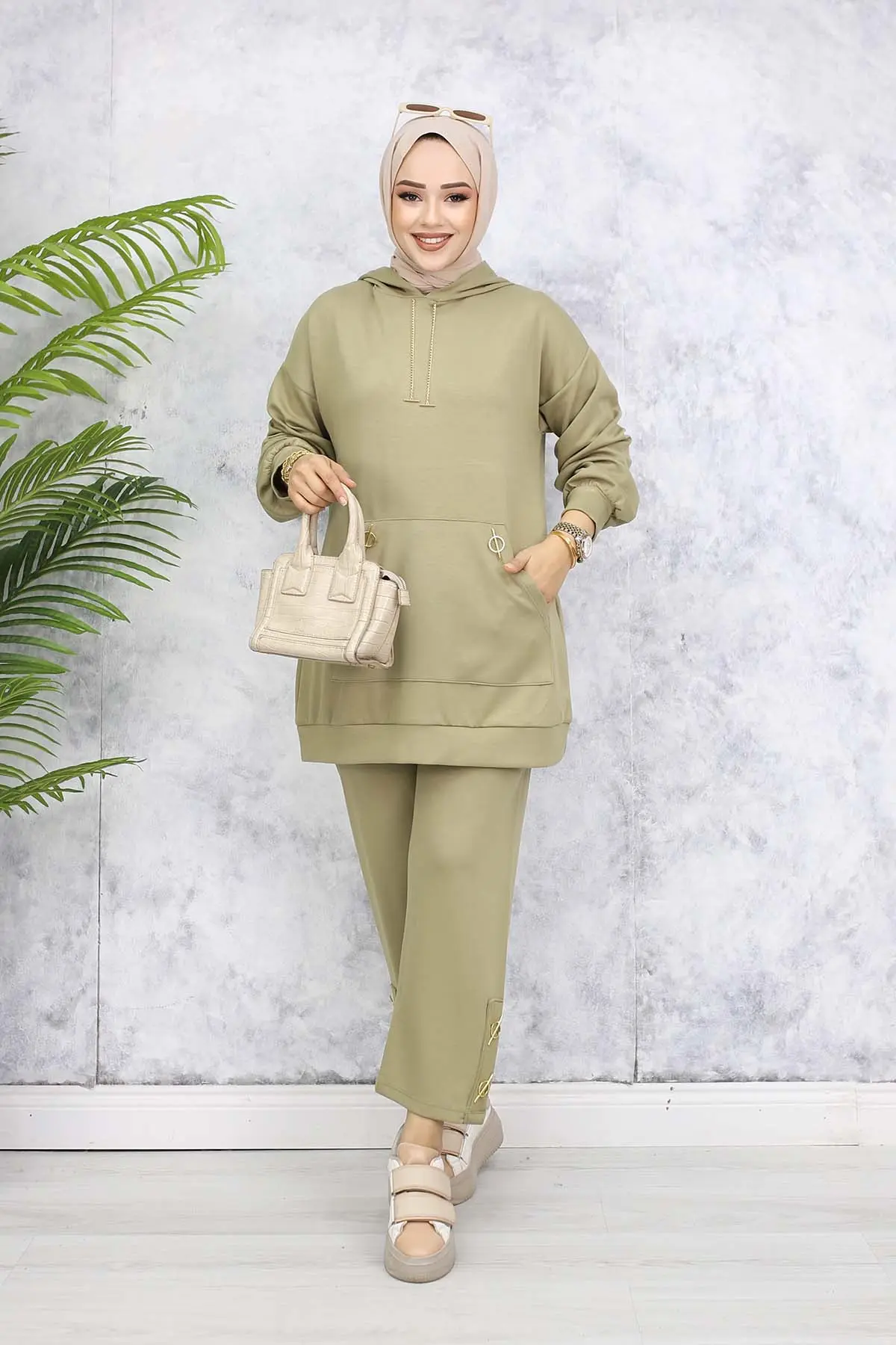 Double Set With Gold Accessories-detail