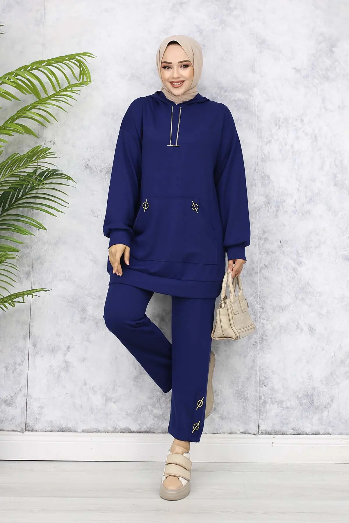 Double Set With Gold Accessories-detail