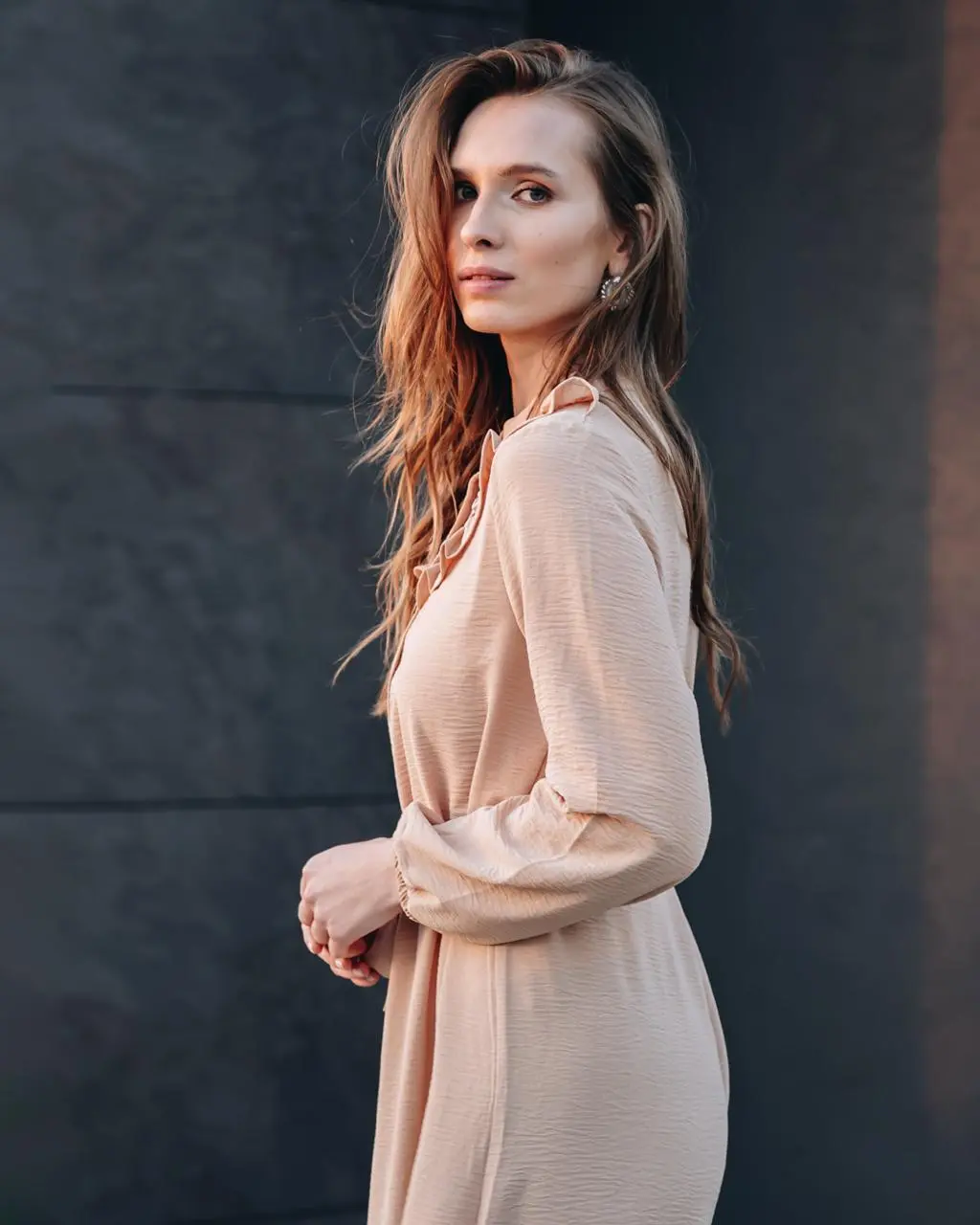 Kadın Bej Önü Düğmeli Kuşaklı Yakası Fırfırlı Jessica Ayrobin Elbise Şık-detail