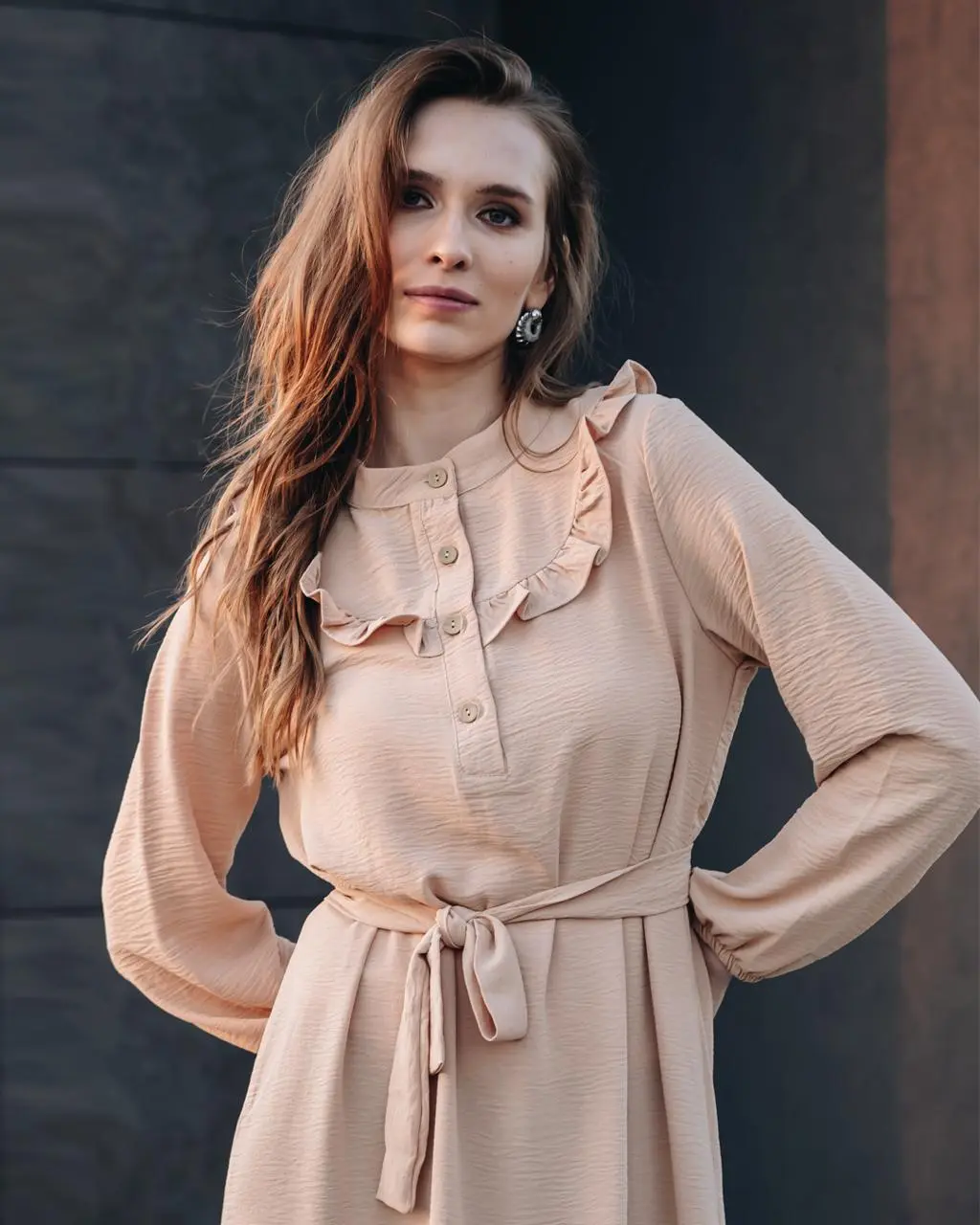 Kadın Bej Önü Düğmeli Kuşaklı Yakası Fırfırlı Jessica Ayrobin Elbise Şık-detail