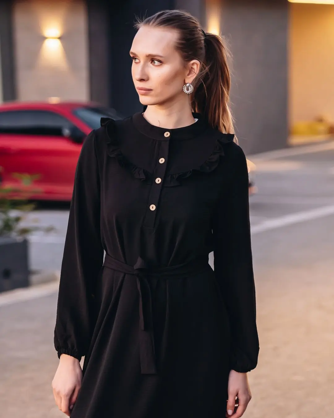 Kadın Siyah Önü Düğmeli Kuşaklı Yakası Fırfırlı Jessica Ayrobin Elbise Şık-detail