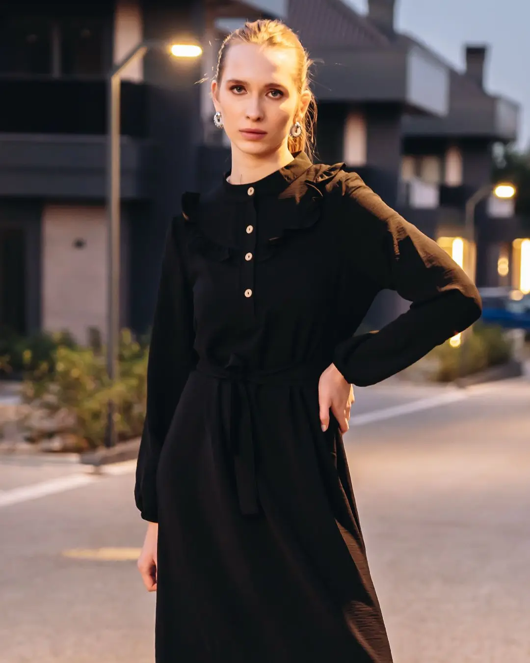 Kadın Siyah Önü Düğmeli Kuşaklı Yakası Fırfırlı Jessica Ayrobin Elbise Şık-detail