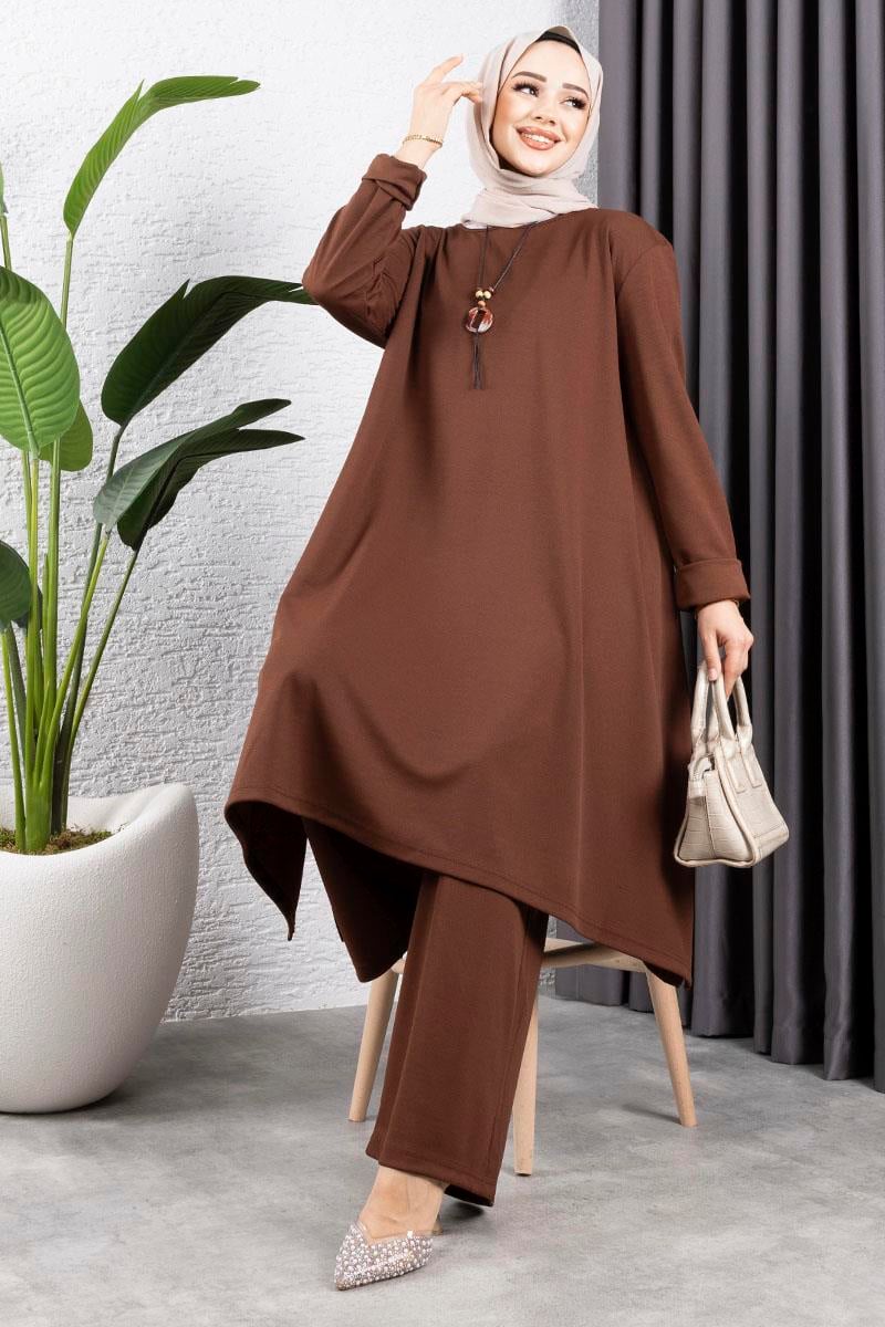 Kolyeli Yırtmaç Detaylı Takım Kahverengi