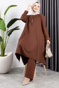 Kolyeli Yırtmaç Detaylı Takım Kahverengi