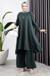 Kolyeli Yırtmaç Detaylı Takım Zümrüt Yeşili